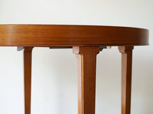画像をギャラリービューアに読み込む, マホガニー材の北欧デザインのダイニングテーブルの側面
