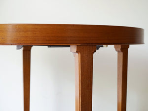 マホガニー材の北欧デザインのダイニングテーブルの側面