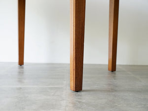 マホガニー材の北欧デザインのダイニングテーブルの足先