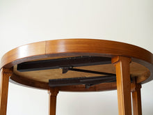 画像をギャラリービューアに読み込む, マホガニー材の北欧デザインのダイニングテーブルの縁と裏側
