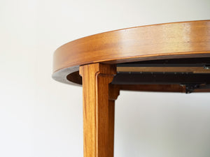 マホガニー材の北欧デザインのダイニングテーブルの脚　削り出された装飾