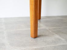 画像をギャラリービューアに読み込む, マホガニー材の北欧デザインのダイニングテーブル　脚の削り出された装飾
