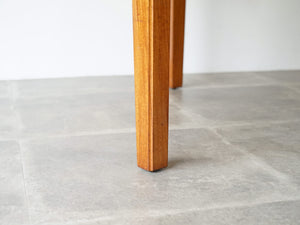 マホガニー材の北欧デザインのダイニングテーブル　脚の削り出された装飾