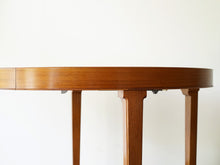 画像をギャラリービューアに読み込む, マホガニー材の北欧デザインのダイニングテーブル 側面
