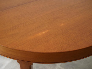 マホガニー材の北欧デザインのダイニングテーブル　天板に色褪せ