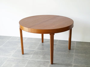 マホガニー材の北欧デザインのダイニングテーブル　丸いテーブル