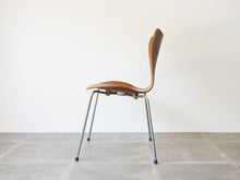 画像をギャラリービューアに読み込む, Arne Jacobsen Seven Chair Model 3107 Fritz Hansen アルネ ヤコブセン フリッツ ハンセン セブンチェア チーク 北欧ヴィンテージ ダイニングチェアの側面
