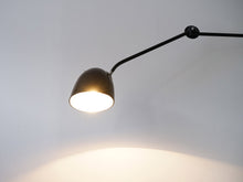 画像をギャラリービューアに読み込む, デンマークデザインの黒いウォールランプDanish design Adjustable wall lamp of black 壁付け照明 北欧ビンテージ アームの調節可能 ランプの点灯イメージ
