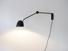 画像をギャラリービューアに読み込む, デンマークデザインの黒いウォールランプDanish design Adjustable wall lamp of black 壁付け照明 北欧ビンテージ アームの調節可能 ランプの点灯イメージ
