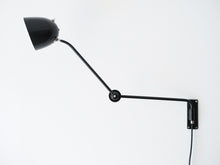 画像をギャラリービューアに読み込む, デンマークデザインの黒いウォールランプDanish design Adjustable wall lamp of black 壁付け照明 北欧ビンテージ アームの調節可能 ランプの側面
