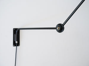 デンマークデザインの黒いウォールランプDanish design Adjustable wall lamp of black 壁付け照明 北欧ビンテージ アームの調節可能 ランプの長いアーム