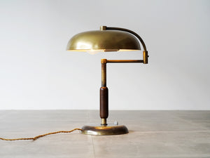 真鍮のテーブルランプ Art deco Adjustable Table Lamp of brass スタンドライトの点灯イメージ