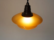 画像をギャラリービューアに読み込む, Poul Henningsen Louis Poulsen PH1/1ポールヘニングセン 琥珀 アンバー ルイスポールセン ペンダントランプ の点灯イメージ
