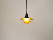 画像をギャラリービューアに読み込む, Poul Henningsen Louis Poulsen PH1/1ポールヘニングセン 琥珀 アンバー ルイスポールセン ペンダントランプ の点灯イメージ

