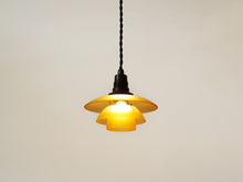 画像をギャラリービューアに読み込む, Poul Henningsen Louis Poulsen PH1/1ポールヘニングセン 琥珀 アンバー ルイスポールセン ペンダントランプ の点灯イメージ

