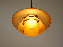 画像をギャラリービューアに読み込む, Poul Henningsen Louis Poulsen PH1/1ポールヘニングセン 琥珀 アンバー ルイスポールセン ペンダントランプ の3つのシェードとボトムカバー 点灯イメージ

