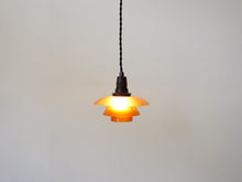 画像をギャラリービューアに読み込む, Poul Henningsen Louis Poulsen PH1/1ポールヘニングセン 琥珀 アンバー ルイスポールセン ペンダントランプの点灯イメージ
