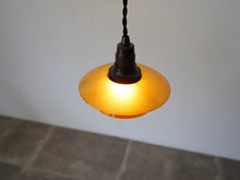 画像をギャラリービューアに読み込む, Poul Henningsen Louis Poulsen PH1/1ポールヘニングセン 琥珀 アンバー ルイスポールセン ペンダントランプの上から 点灯イメージ
