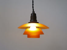 画像をギャラリービューアに読み込む, Poul Henningsen Louis Poulsen PH1/1ポールヘニングセン 琥珀 アンバー ルイスポールセン ペンダントランプの点灯イメージ
