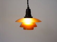 画像をギャラリービューアに読み込む, Poul Henningsen Louis Poulsen PH1/1ポールヘニングセン 琥珀 アンバー ルイスポールセン ペンダントランプの点灯イメージ
