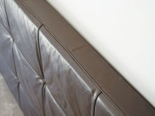 画像をギャラリービューアに読み込む, Poul Kjærholm PK80 ポールケアホルム 北欧ヴィンテージ レザーマットレスの縫い目
