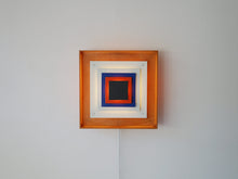 画像をギャラリービューアに読み込む, Bent Karlby Lyfa Kvadrille ベントカールビィ カドリーユ ウォールランプ  角度調節可 北欧デザインのオブジェ ブラケットライトの点灯イメージ
