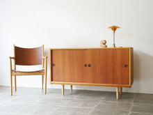 画像をギャラリービューアに読み込む, Børge Mogensen Cabinet with shelves Karl Andersson Söner ボーエモーエンセン オークとチークのキャビネット サイドボードとJH513チェア PHランプ
