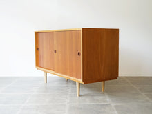 画像をギャラリービューアに読み込む, Børge Mogensen Cabinet with shelves Karl Andersson Söner ボーエモーエンセン オークとチークのキャビネット サイドボードの斜めから
