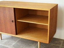 画像をギャラリービューアに読み込む, Børge Mogensen Cabinet with shelves Karl Andersson Söner ボーエモーエンセン オークとチークのキャビネット サイドボードの開けた様子
