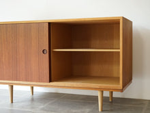 画像をギャラリービューアに読み込む, Børge Mogensen Cabinet with shelves Karl Andersson Söner ボーエモーエンセン オークとチークのキャビネット サイドボードの開けた様子
