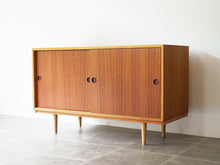 画像をギャラリービューアに読み込む, Børge Mogensen Cabinet with shelves Karl Andersson Söner ボーエモーエンセン オークとチークのキャビネット サイドボードのやや斜めから
