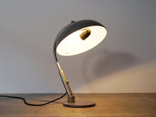 画像をギャラリービューアに読み込む, Herman Busquet Adjustable Table lamp ハーマン・ブスケットのテーブルランプ デスクライト オランダ 照明デザイン 点灯イメージ
