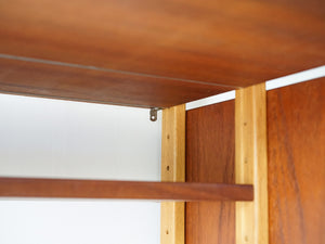北欧デザインのウォールユニット 飾り棚 本棚 シェルフ ビンテージ アンティーク デスク用の棚板はL字金具で壁に固定する