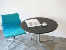 画像をギャラリービューアに読み込む, Charles Eames Ray Eames CTM Vitraチャールズイームズ レイイームズ  アルミニウム 丸テーブルと青い椅子
