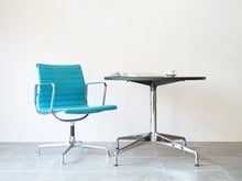 画像をギャラリービューアに読み込む, Charles Eames Ray Eames CTM Vitraチャールズイームズ レイイームズ  アルミニウム 丸テーブルと青い椅子
