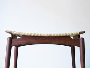 Ølholm Møbelfabrik stool 北欧デザインの籐のスツールの座面を真横から