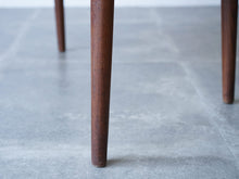 画像をギャラリービューアに読み込む, Ølholm Møbelfabrik stool 北欧デザインの籐のスツールのチークの脚先
