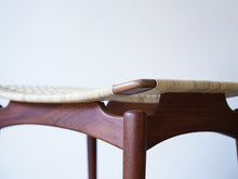 画像をギャラリービューアに読み込む, Ølholm Møbelfabrik stool 北欧デザインの籐のスツールの座面の角
