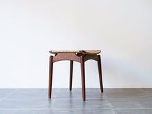 画像をギャラリービューアに読み込む, Ølholm Møbelfabrik stool 北欧デザインの籐のスツールの側面
