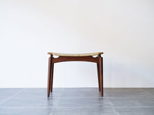 画像をギャラリービューアに読み込む, Ølholm Møbelfabrik stool 北欧デザインの籐のスツールの正面
