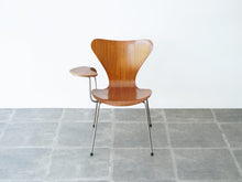 画像をギャラリービューアに読み込む, アルネ・ヤコブセンのセブンチェア チークモデル ライティングボード付き Arne Jacobsen Model 3107 Chair with writing board 椅子の正面やや上から
