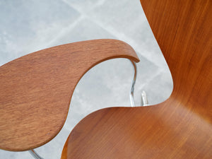 アルネ・ヤコブセンのセブンチェア チークモデル ライティングボード付き Arne Jacobsen Model 3107 Chair with writing board 椅子に後付けされたライティングボード 肘掛けにもなる