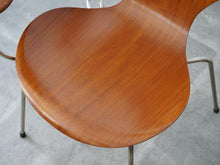 画像をギャラリービューアに読み込む, アルネ・ヤコブセンのセブンチェア チークモデル ライティングボード付き Arne Jacobsen Model 3107 Chair with writing board 椅子の座面
