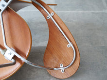 画像をギャラリービューアに読み込む, アルネ・ヤコブセンのセブンチェア チークモデル ライティングボード付き Arne Jacobsen Model 3107 Chair with writing board 椅子の裏側
