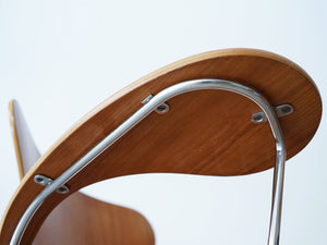 アルネ・ヤコブセンのセブンチェア チークモデル ライティングボード付き Arne Jacobsen Model 3107 Chair with writing board 椅子に後付けされたライティングボードのフレーム