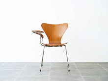 画像をギャラリービューアに読み込む, アルネ・ヤコブセンのセブンチェア チークモデル ライティングボード付き Arne Jacobsen Model 3107 Chair with writing board 椅子の正面
