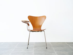 アルネ・ヤコブセンのセブンチェア チークモデル ライティングボード付き Arne Jacobsen Model 3107 Chair with writing board 椅子の正面