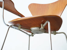 画像をギャラリービューアに読み込む, アルネ・ヤコブセンのセブンチェア チークモデル ライティングボード付き Arne Jacobsen Model 3107 Chair with writing board 椅子の裏面
