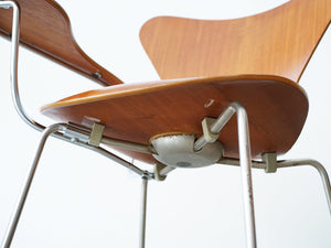 アルネ・ヤコブセンのセブンチェア チークモデル ライティングボード付き Arne Jacobsen Model 3107 Chair with writing board 椅子の裏面