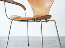 画像をギャラリービューアに読み込む, アルネ・ヤコブセンのセブンチェア チークモデル ライティングボード付き Arne Jacobsen Model 3107 Chair with writing board 椅子のフレーム
